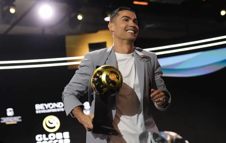Ronaldo Tak Pernah Padam! Si Mesin Gol 40 Tahun Raih Mahkota Pemain Terbaik Liga Saudi Versi Fans
