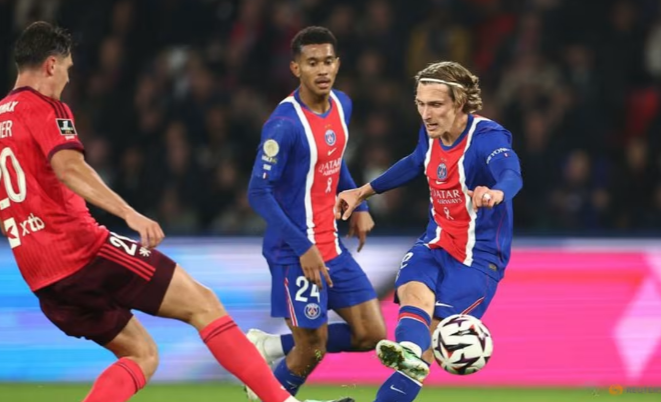 Gol Spektakuler Mayulu dan Godts Antar PSG ke Puncak Ligue 1