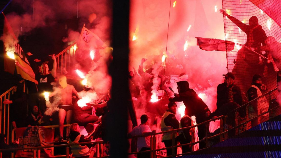 Ulah Suporter Berujung Sanksi UEFA, Fans Lens Dilarang Hadiri Laga Kontra Liverpool di Anfield